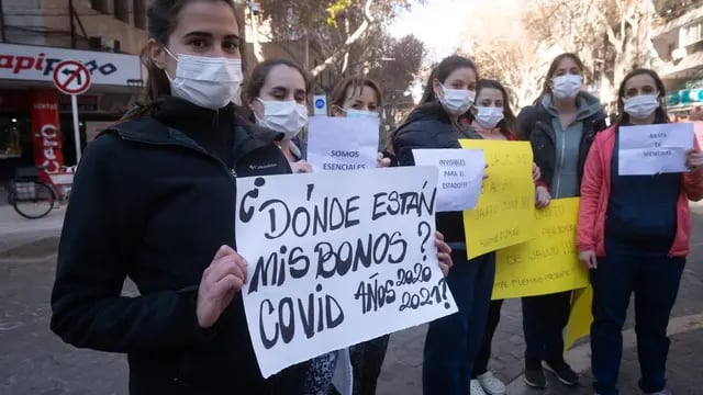 Protesta. Mendoza 1 de julio de 2021  Trabajadores de la salud protestaron por las calles de Mendoza y Casa de Gobierno reclamando aumento salarial y bonos adeudados.  Foto: Ignacio Blanco / Los Andes