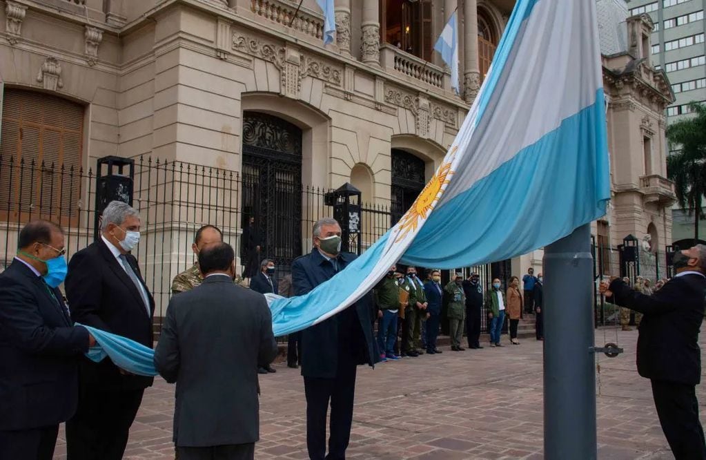 El gobernador Morales encabezó en la explanada de la Casa de Gobierno el acto de izamiento del Pabellón Nacional y Bandera Nacional de la Libertad Civil.