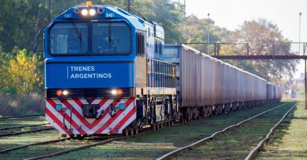 Un convoy de carga de Trenes Argentinos de Carga, uno de los cuales llega a Garupá.