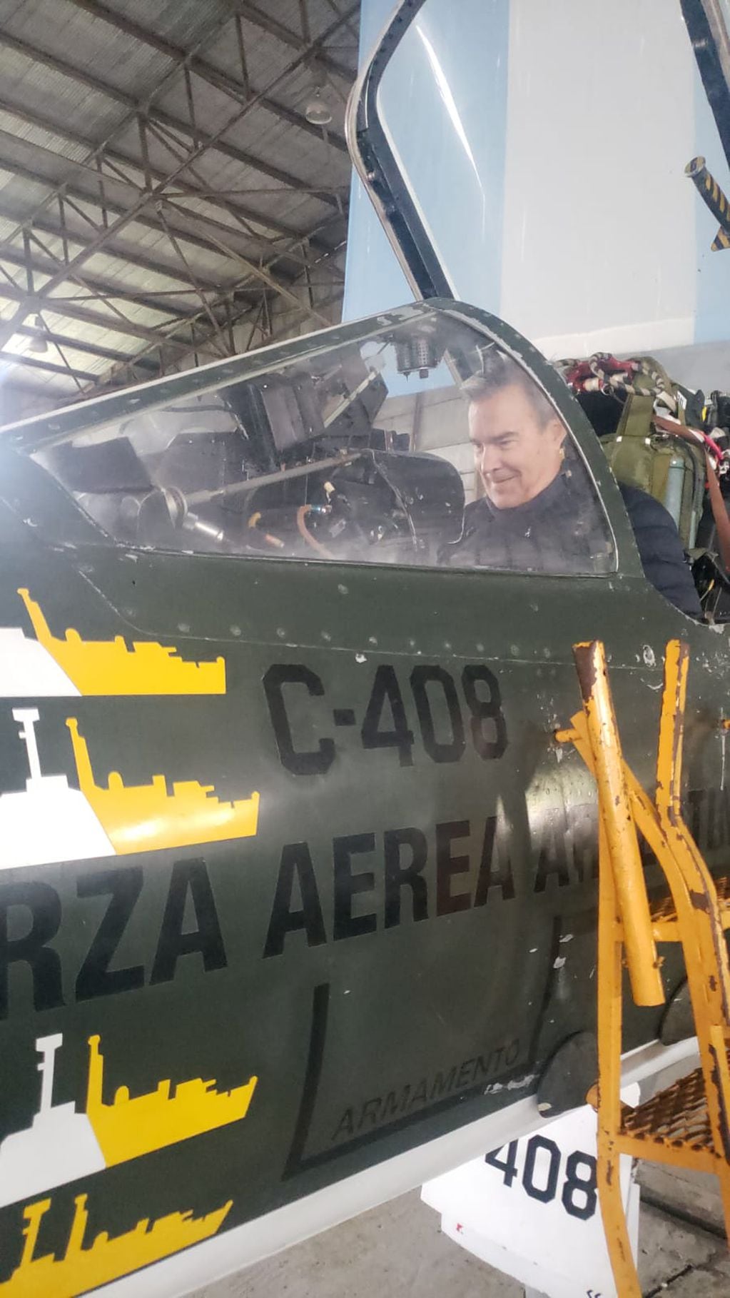 De visita a la VI Brigada Aérea – Tandil. En la cabina de un Mirage 5 Dagger, que voló el año posterior a la guerra.