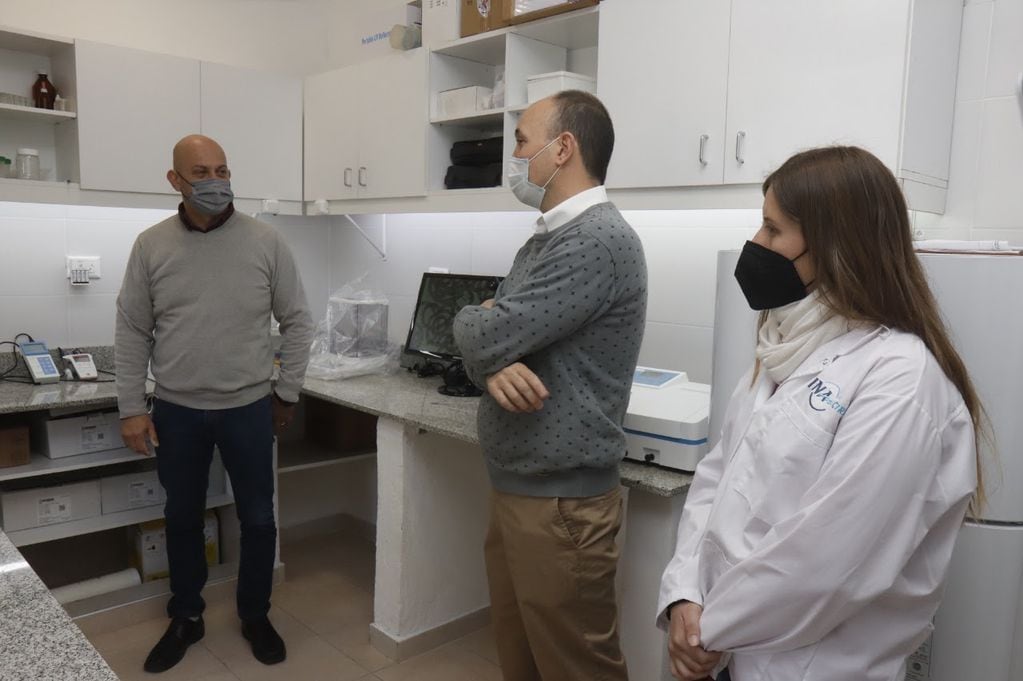 El Intendente Daniel Gómez Gesteira recorrió el laboratorio de monitoreo de calidad de agua del embalse San Roque