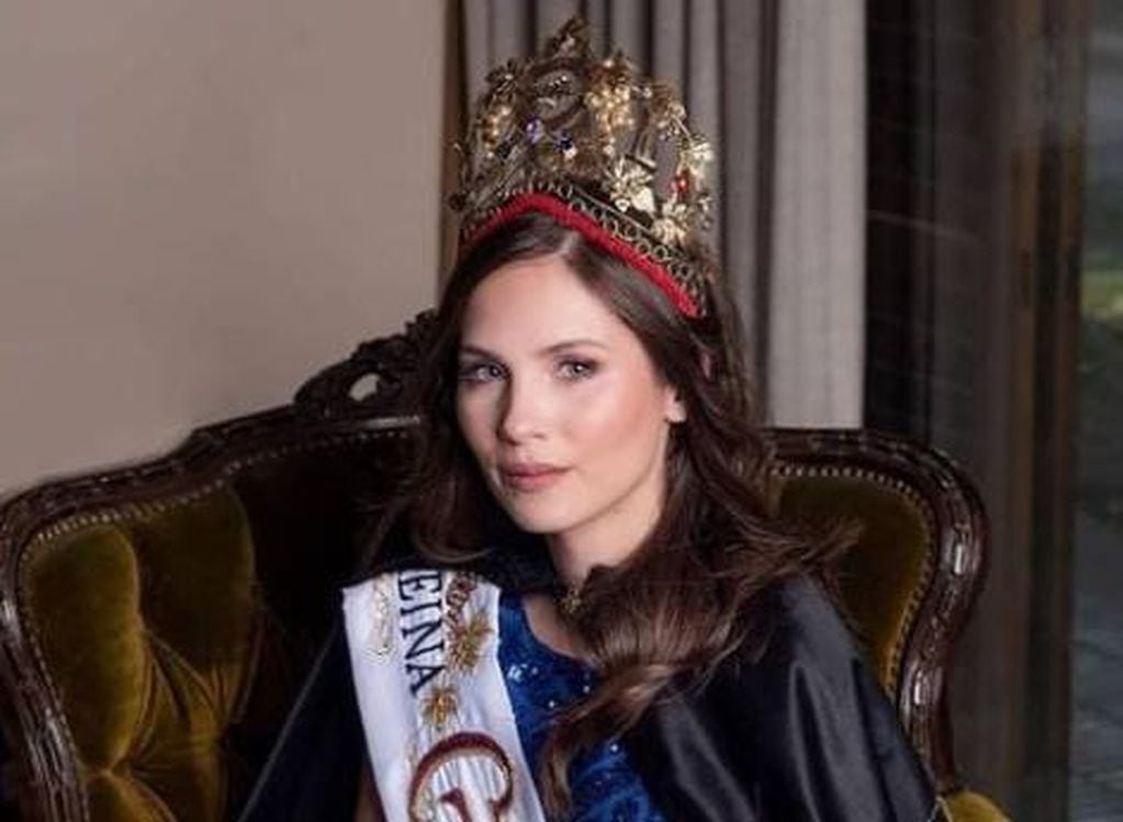 La reina "no oficial" publicó sus primeras fotos con capa y corona.