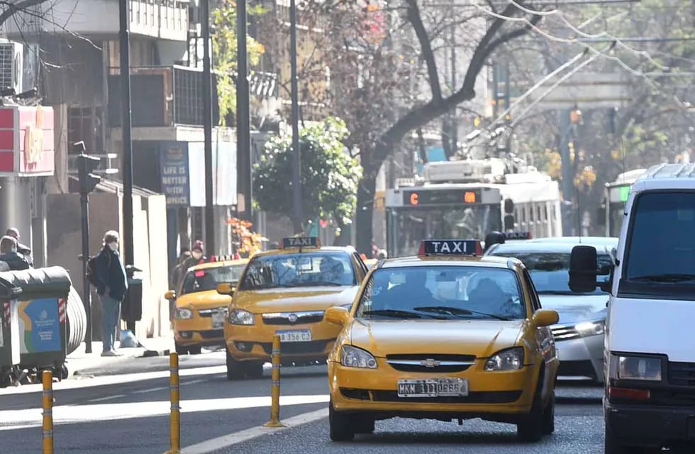 Movimiento de taxis y transporte público en el centro de la ciudad de Córdoba. (Pedro Castillo/ La Voz)