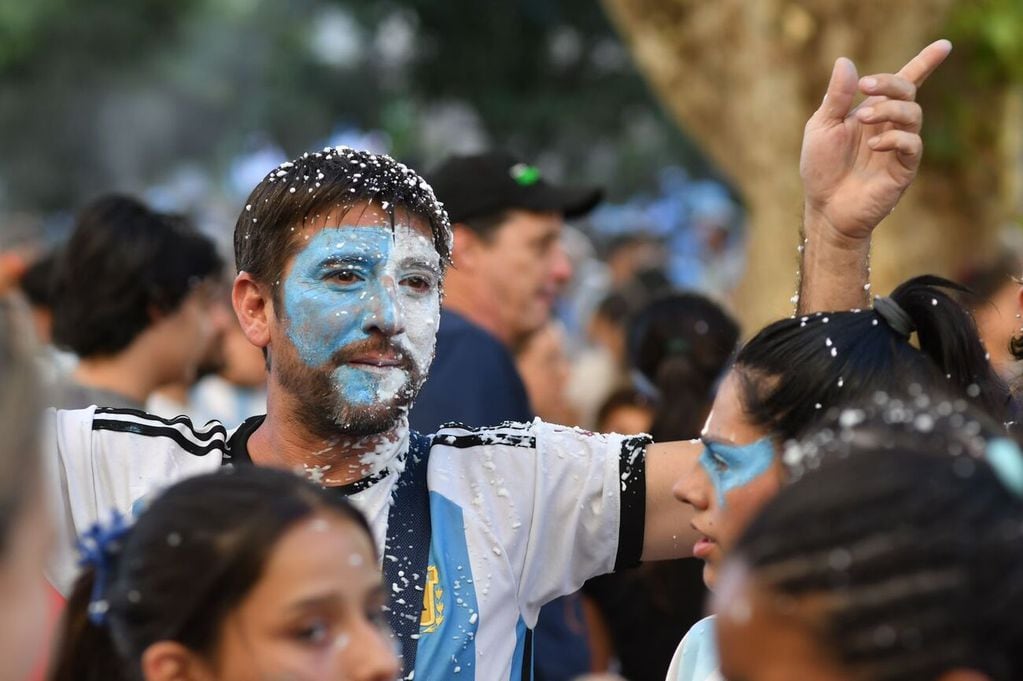 Festejos en el Patio Olmos por el pase de la selección Argentina a la final (Javier Ferreyra / La Voz)