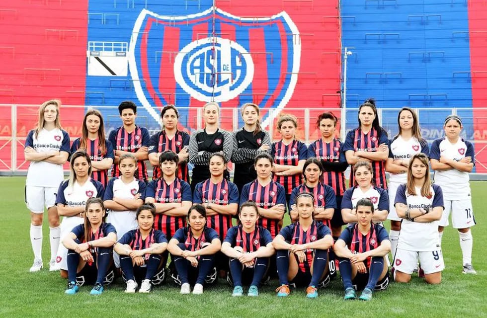 Equipo de fútbol femenino de San Lorenzo de Almagro. (Club San Lorenzo)