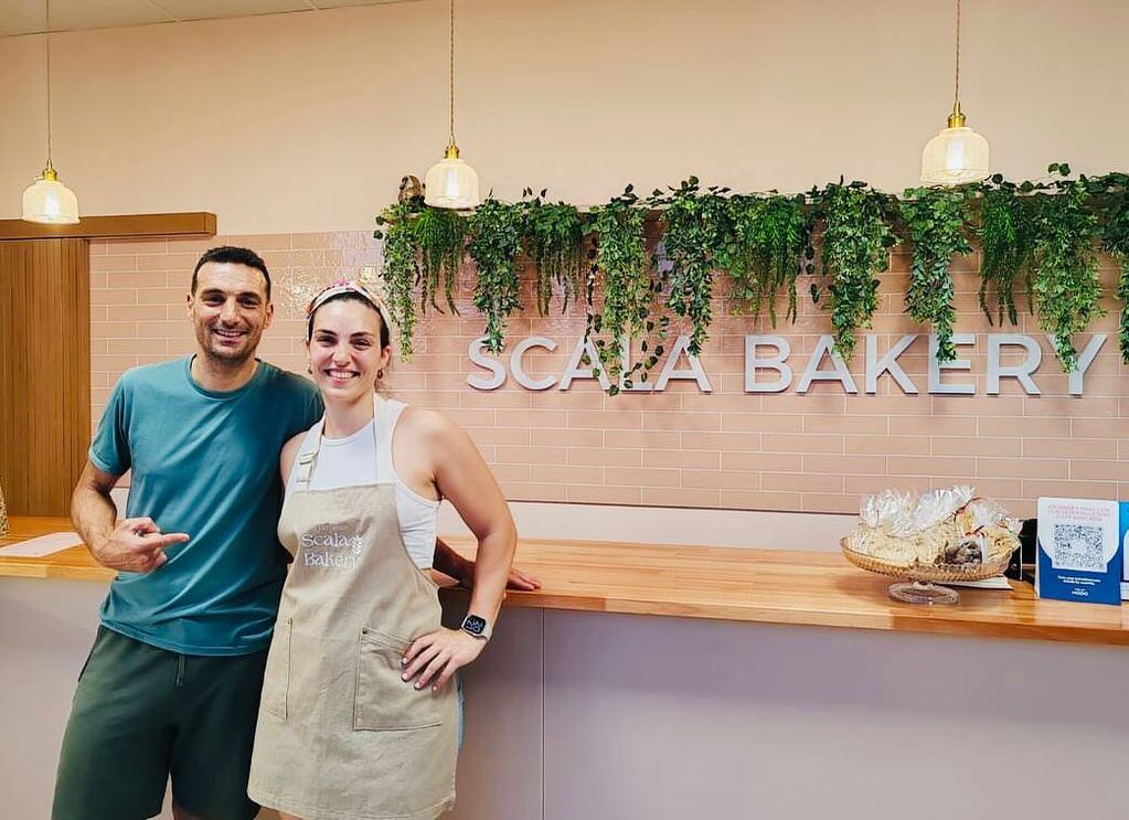 Lionel Scaloni visitó la pastelería de Corina
