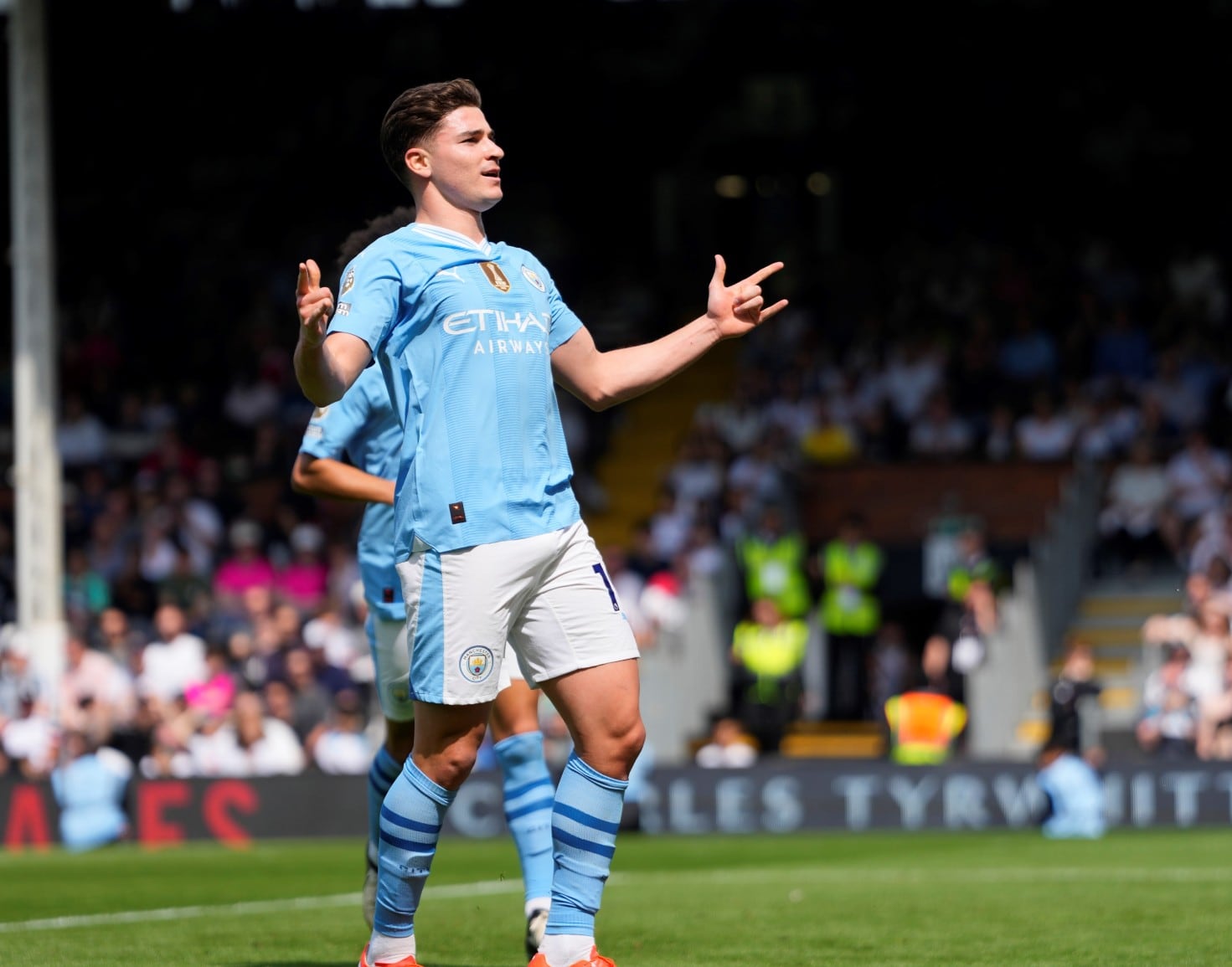 Julián Álvarez conquistó su segunda Premier League con el Manchester City, pero se va en búsqueda de minutos. (AP)