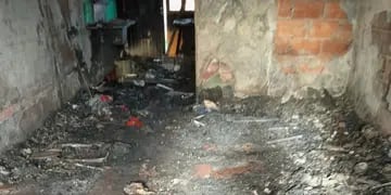 Denuncian que fue un atentado a una familia el incendio en una vivienda
