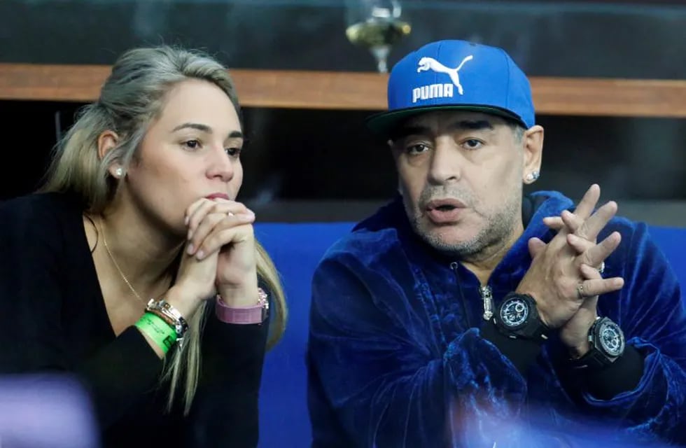 FILE - In this Nov. 25, 2016 file photo, former soccer player Diego Maradona of Argentina sits with his companion Rocio Oliva watching the Davis Cup finals tennis match in Zagreb, Croatia. Police say they were called to investigate an altercation involving Diego Maradona and a woman at a hotel in Madrid. on Wednesday Feb. 15, 2017 after a call from the hotel, but found no evidence of any disturbance after talking to Maradona and the woman. (AP Photo/Darko Bandic, File)  Diego Maradona rocio oliva ex futbolista junto a su mujer