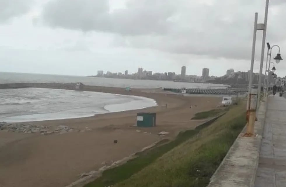 Mar del Plata: entre una creciente tendencia a respetar la cuarentena y el barquito con jubilados (Foto: Vía País)