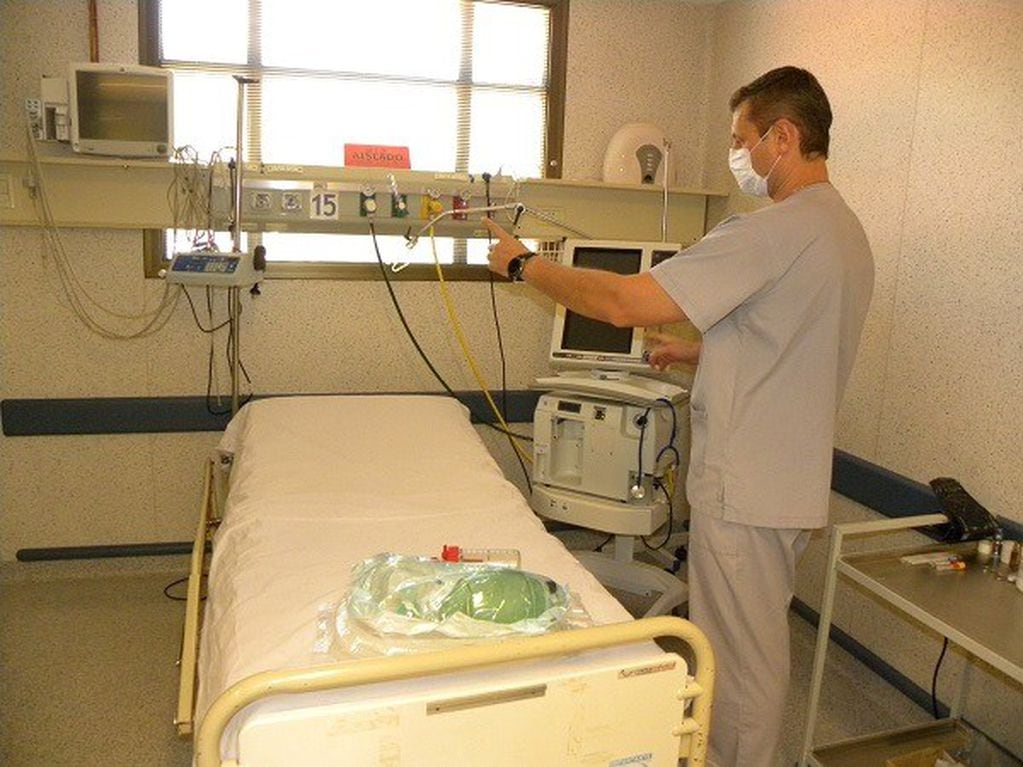 Camas con tecnología de última generación en el Hospital Madariaga de Posadas, en la recorrida del responsable de Terapia Intensiva, Ernesto Ostrowski. (Madariaga prensa)