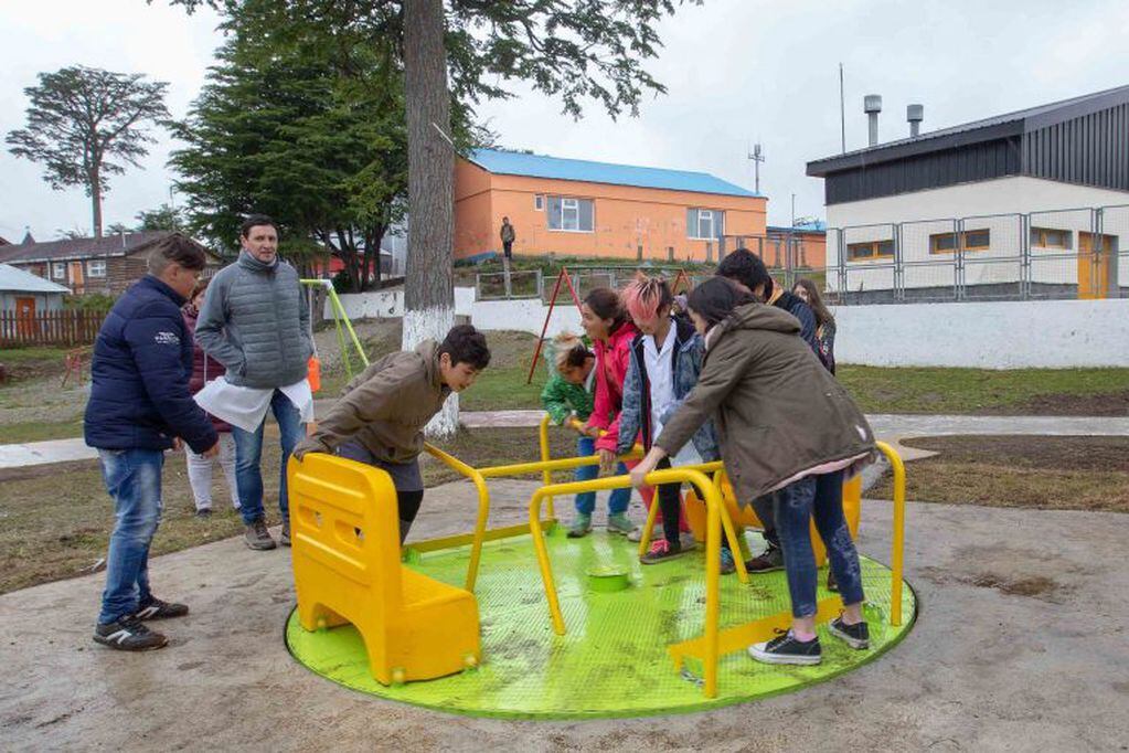 Inauguración de la calesita inclusiva en Tolhuin