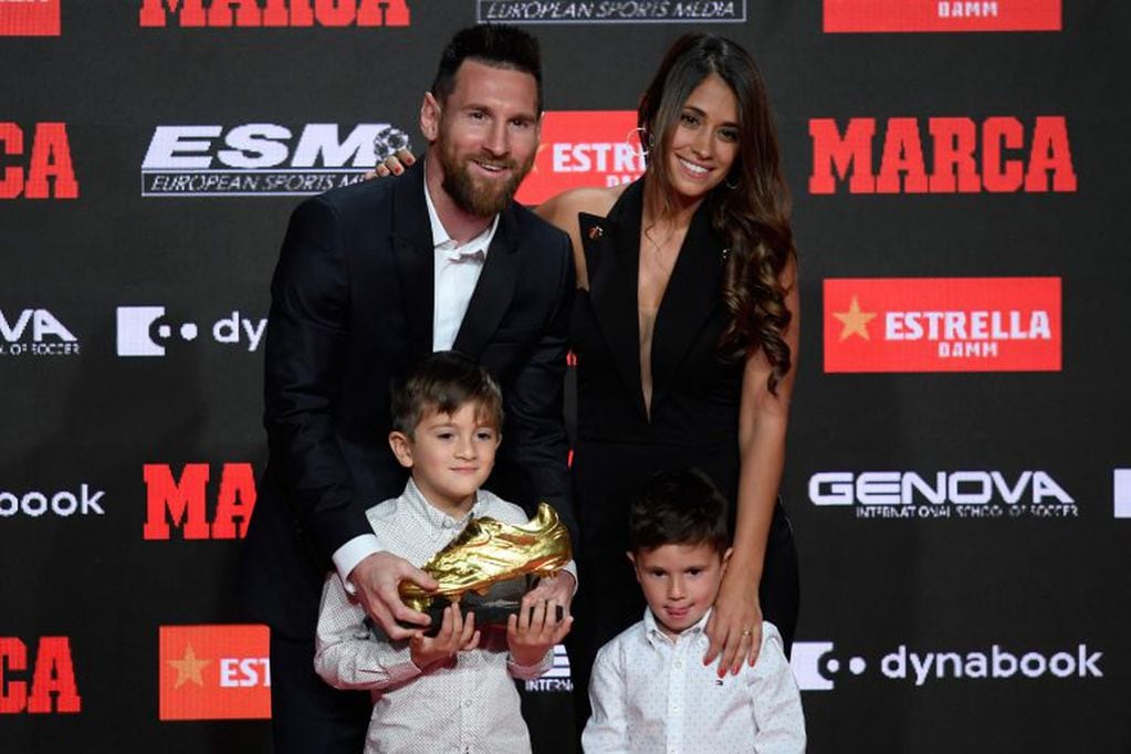 Lionel Messi junto a su mujer Antonela Roccuzzo y sus dos hijos mayores, Thiago y Mateo. (Foto: Josep Lago/AFP)