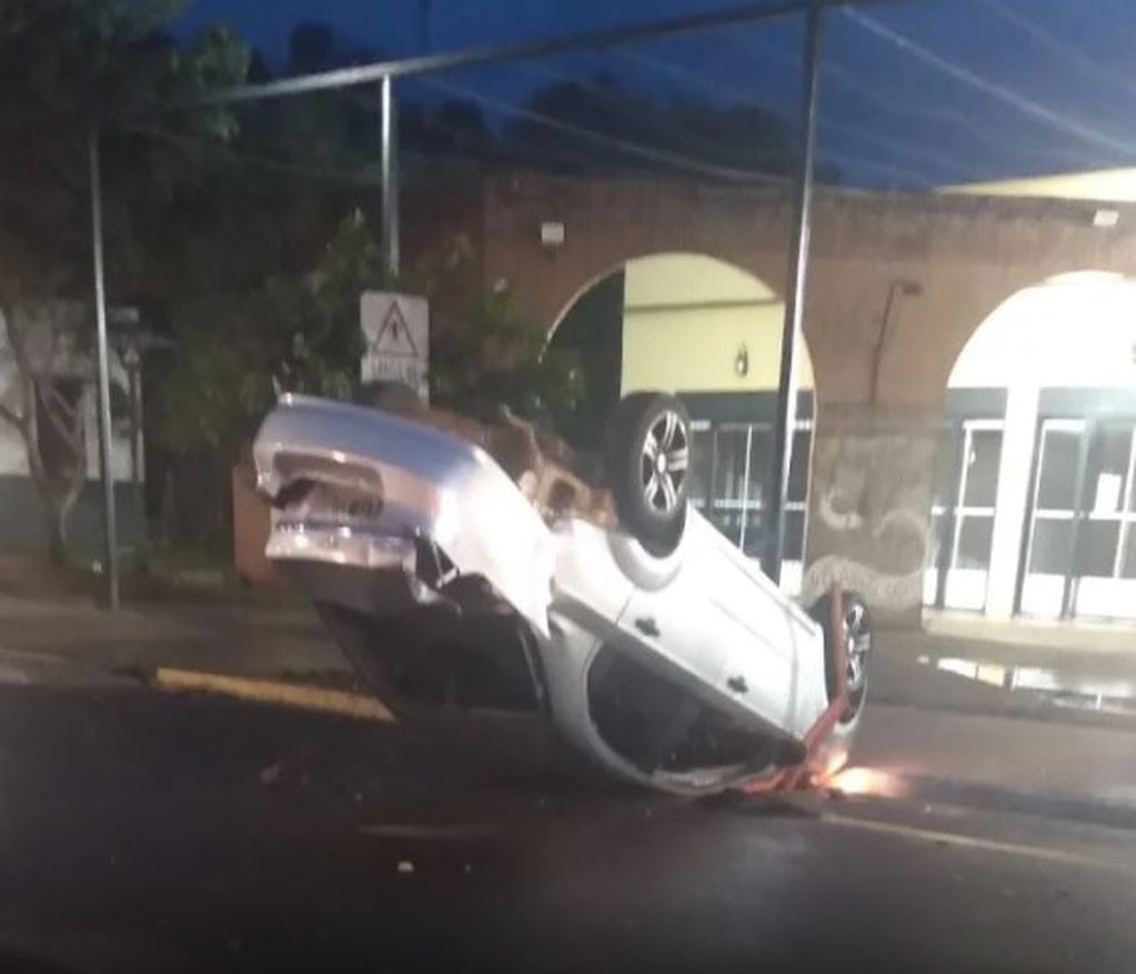 Puerto Rico: un automóvil despistó y terminó en posición invertida.
