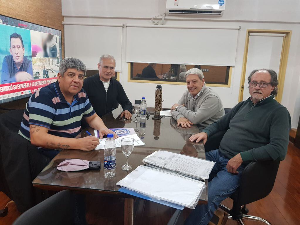Central nacional. Pablo Moyano, Abel Furlán (sueter gris) y Horacio Otero, en una reciente reunión en la CGT nacional. 