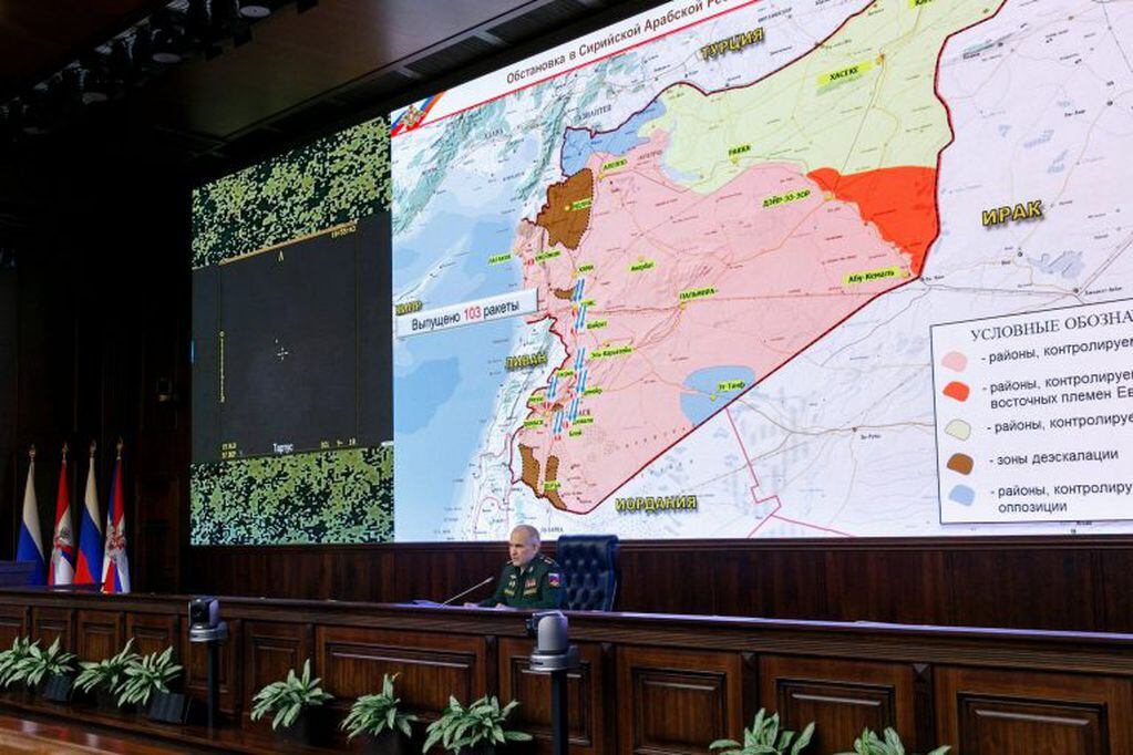 El Ministerio de Defensa de Rusia mostró a la prensa un diagrama de los ataques a Siria. (Foto: EFE)
