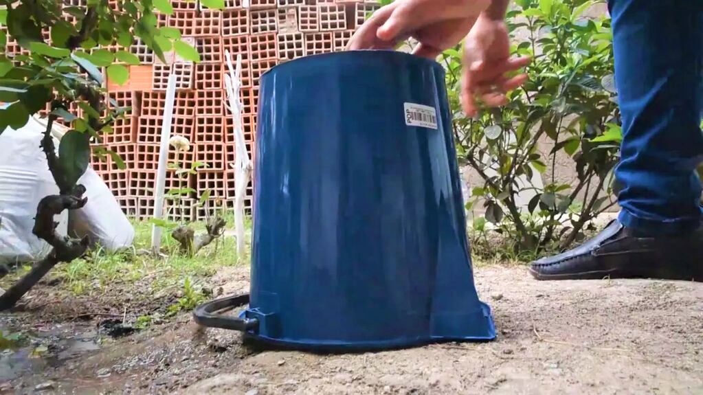 En la lucha contra el mosquito vector del dengue es importante dar vuelta los objetos que se encuentran a la intemperie y que puedan acumular agua cuando llueve.