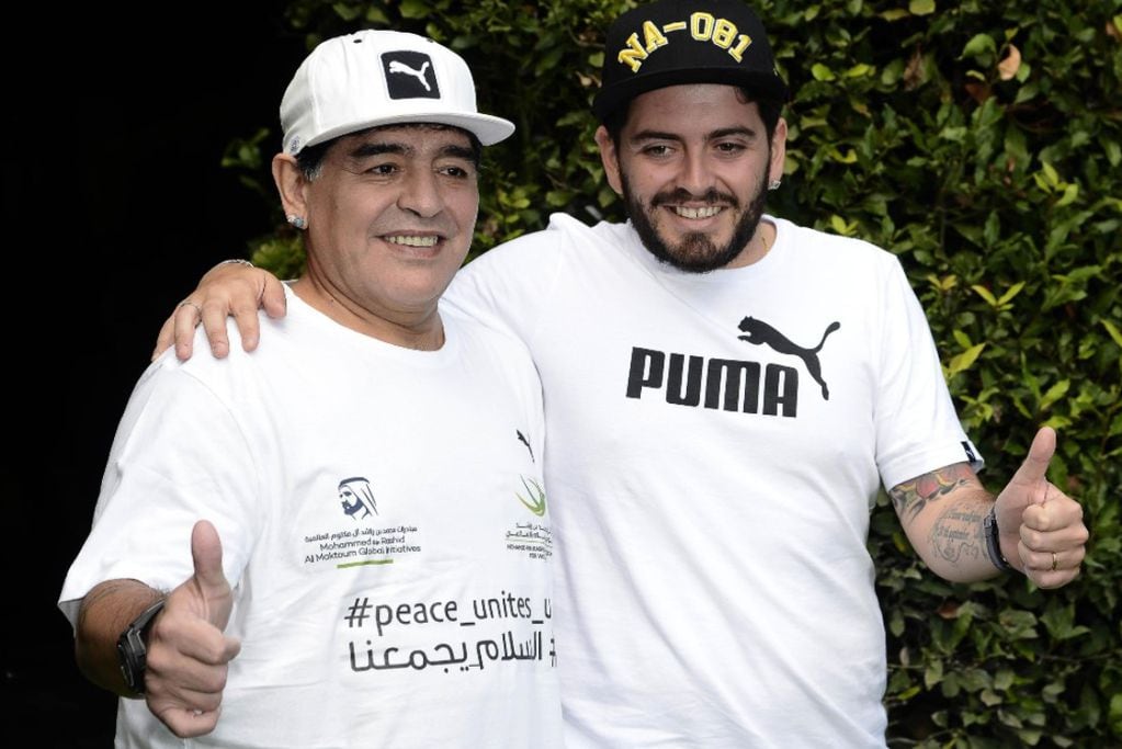 Diego Maradona y su hijo Diego Jr, en una imagen de 2016. (Foto: AP/Archivo)