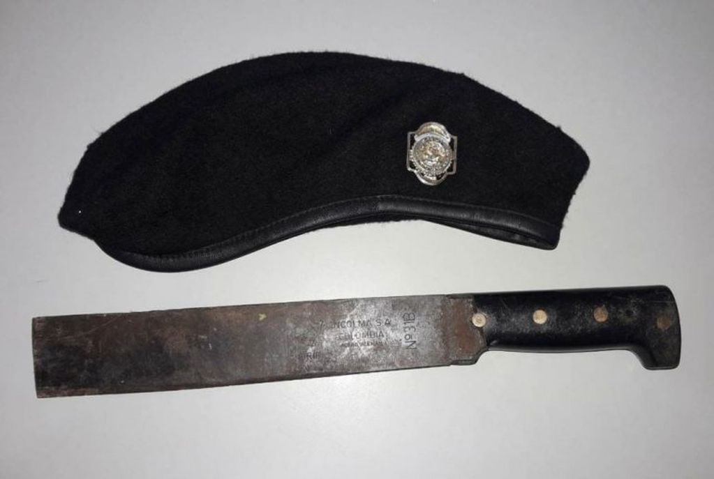 Machete y gorra utilizados por el agresor de una mujer de 22 años con quien convivía en el barrio Manantiales de Posadas. (Policía de Misiones)