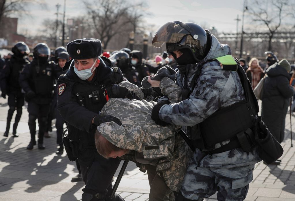 Mientras hay protestas en Rusia contra la guerra, la policía se lleva gente detenida. 