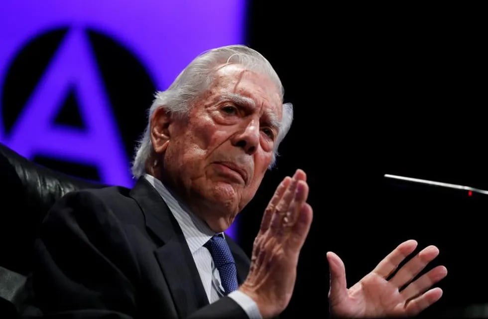 El Premio Nobel de Literatura, Mario Vargas Llosa, durante la presentación de su nueva novela, \
