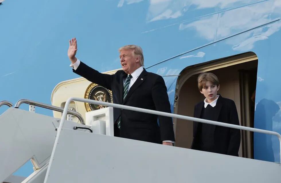 (FILES) This file photo taken on March 17, 2017 shows US President Donald Trump and son Barron stepping off Air Force One upon arrival at Palm Beach International Airport in West Palm Beach, Florida.nDonald Trump's youngest son Barron will attend a private school in Maryland after he and his mother move into the White House this summer, the first lady announced May 15, 2017.nThe announcement will likely save New York tens of thousands of dollars a day in police costs incurred by 11-year-old Barron and his mother Melania remaining in Manhattan while he finishes the semester at his current school.n / AFP PHOTO / MANDEL NGAN