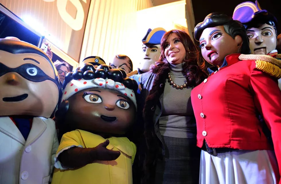 Cristina Kirchner con los personajes de Pakapaka.
