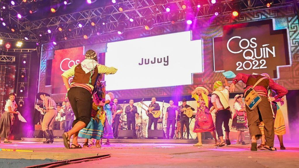 En el segmento "Postales de Provincia" de la segunda luna del 62° Festival Nacional de Folclore de Cosquín, se presentó la delegación de Jujuy, haciendo un repaso artístico de la diversidad cultural de la provincia.