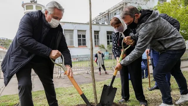 Aberto Fernández planta un árbol bajo la iniciativa de este Día de la Memoria