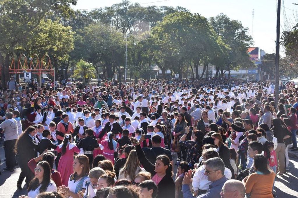 El Pericón Nacional se realizó sobre la calle Fontana frente a la plaza San Martín