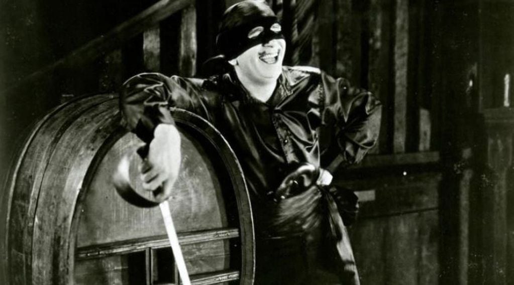 En la mayoría de las historias vinculadas al Caballero de la Noche, se hace referencia a alguna cinta del Zorro.