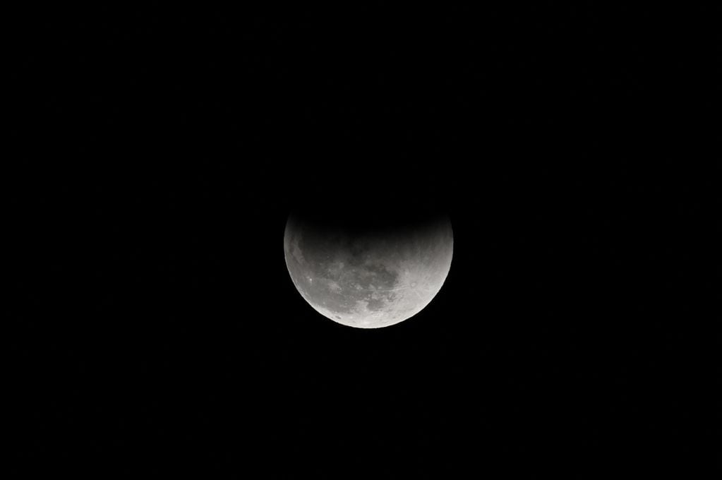 La foto del eclipse parcial lunar más largo de nuestro siglo. Foto AFP.