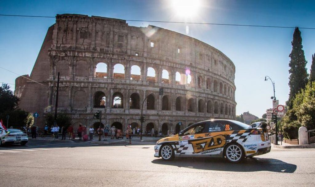 Al pie del Coliseo, durante la participación en Roma. Una imagen emblemática de la incursión de Alonso en el Campeonato Europeo de Rally 2018.