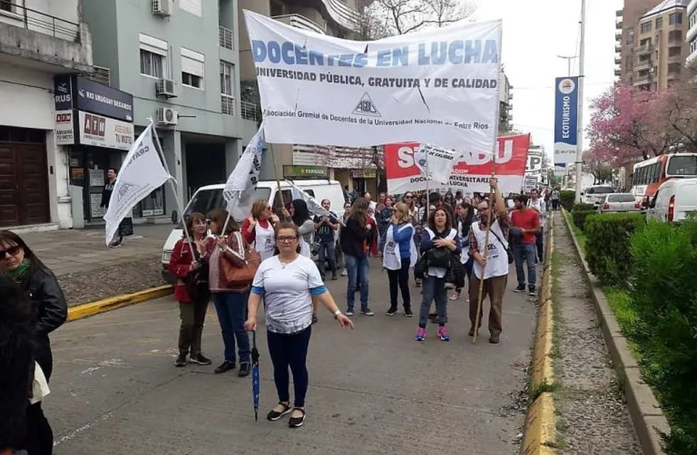 AGDU marcha en Paraná.