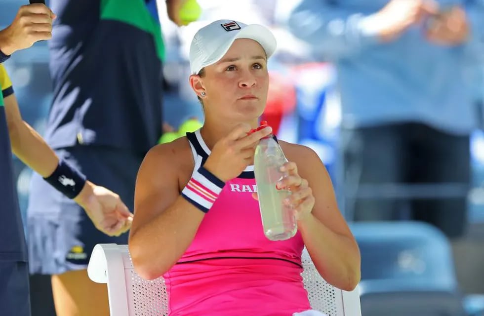 NEW YORK, NEW YORK - AUGUST 26: Ashleigh Barty of Australia drinks water during her women's singles first round match against Zarina Diyas of Kazakhstan during day one of the 2019 US Open at the USTA Billie Jean King National Tennis Center on August 26, 2019 in the Flushing neighborhood of the Queens borough of New York City.   Elsa/Getty Images/AFP\n== FOR NEWSPAPERS, INTERNET, TELCOS & TELEVISION USE ONLY ==