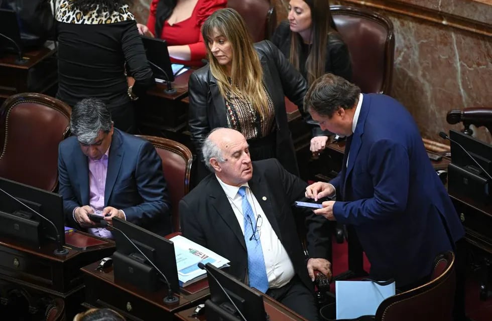 Oscar Parrilli cuestionó la ausencia de la oposición en el debate. Foto: Comunicación Senado.