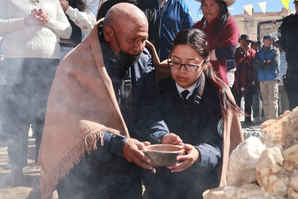 Hincados al pie de la apacheta, trabajadores del municipio quiaqueño presentan sus ofrendas a la Madre Tierra.