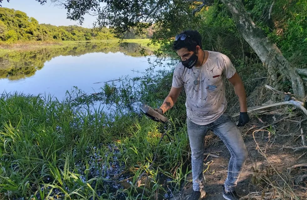 Analizan el agua del Río Negro de Resistencia.