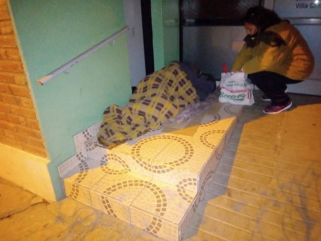 Durmiendo a metros del Reloj Cucú. (Foto: gentileza Graciela Álvarez).