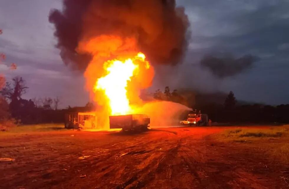 Se incendió un camión cisterna con más de 36 mil litros de combustible en Puerto Iguazú.