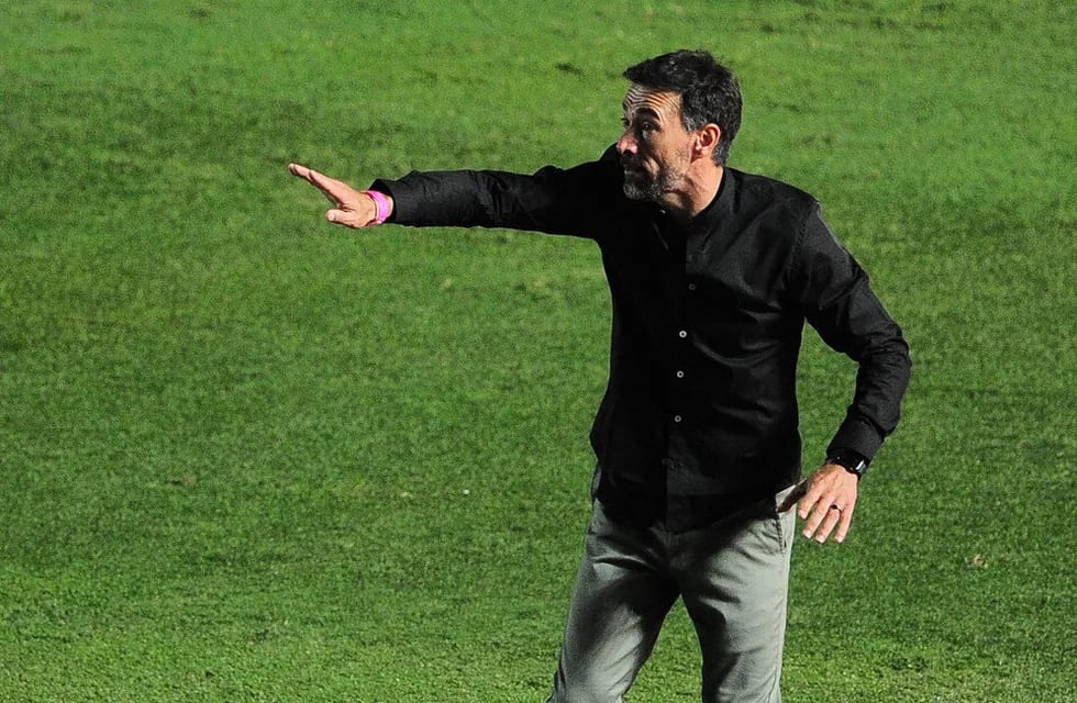 El director técnico protagonizó una tensa discusión en el final del partido con el Ciclón. (Germán García Adrasti / Pool Argra)