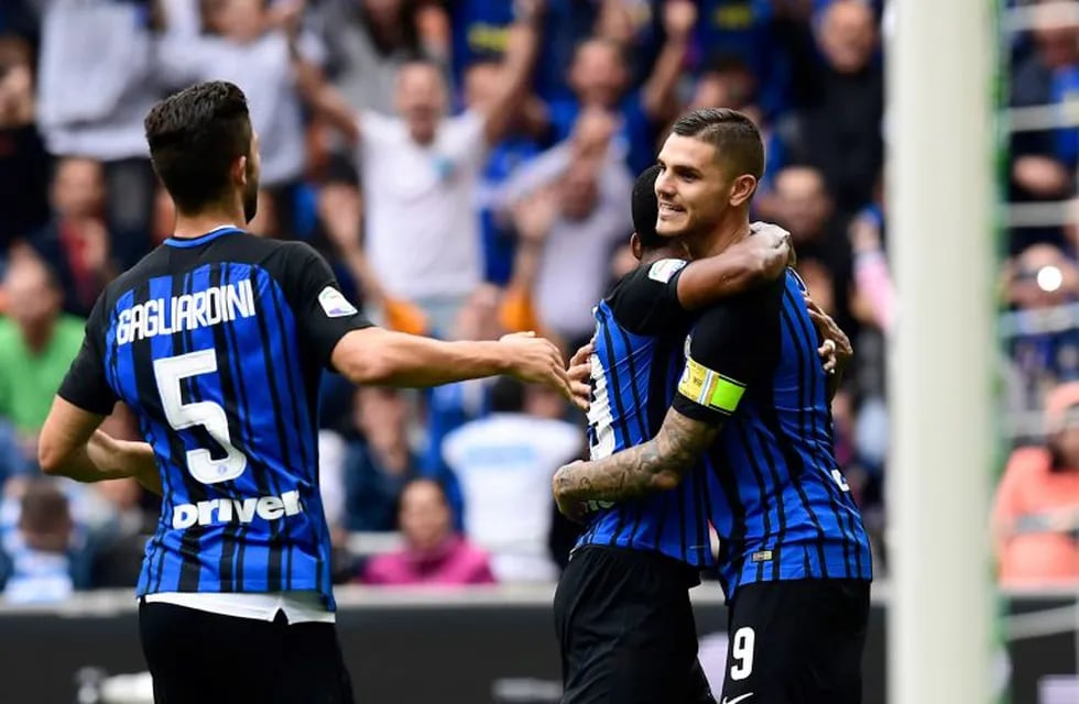 Inter Milan's Argentinian forward Mauro Icardi (R) celebrates with teammates after scoring during the Italian Serie A football match between Inter Milan and Spal at San Siro Stadium in Milan on September 10, 2017. / AFP PHOTO / MIGUEL MEDINA