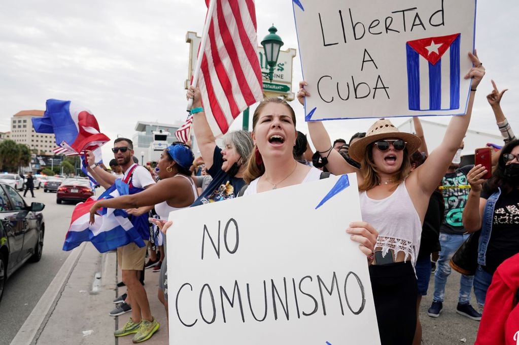 Exiliados cubanos manifestación en el restaurante Versailles en el barrio de La Pequeña Habana de Miami en apoyo a los manifestantes en Cuba,