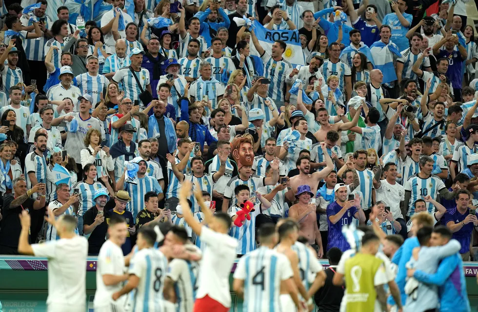 La locura de los hinchas argentinos que buscan su lugar en el estadio para el partido de semifinales. Foto: AP.