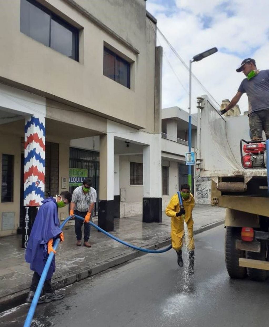 Equipo de la Dirección de Higiene Urbana, desinfectaron las veredas y calles del microcentro tucumano para frenar la propagación del coronavirus (Foto: MSMT).