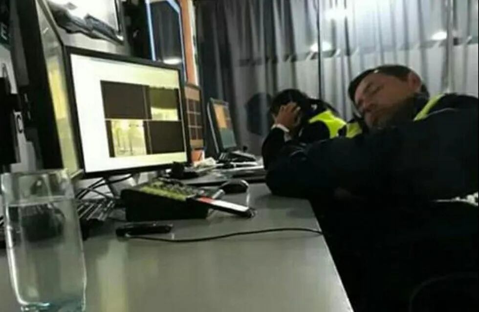 Policías del Centro de Monitoreo fueron fotografiados mientras dormían. (Whatsapp)