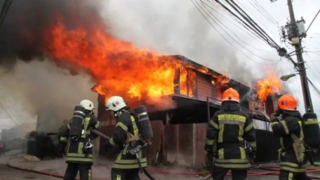 Un niño de La Plata salvó a sus hermanitos de un incendio en su casa. Bomberos.