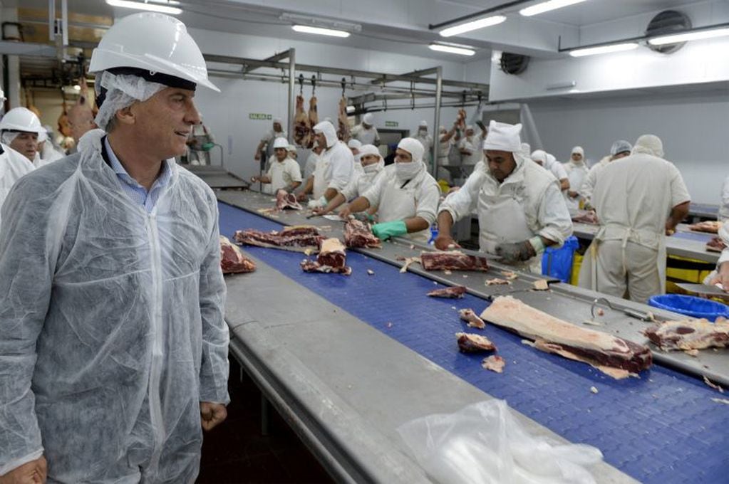 Mauricio Macri durante una visita a la planta del frigorífico Devesa.