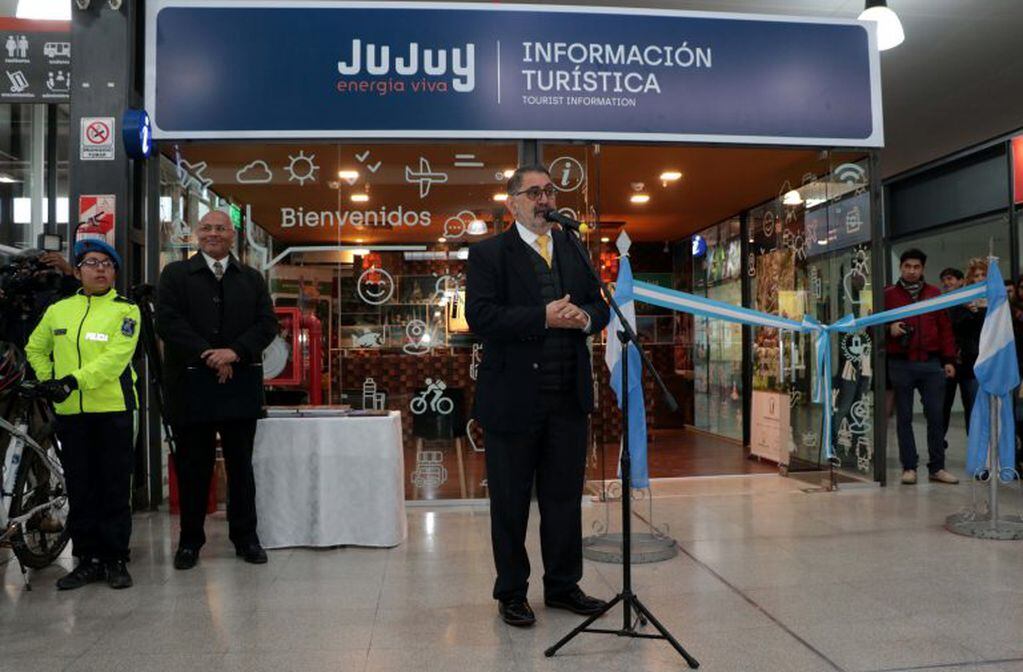El intendente Jorge, en la inauguración de la oficina de Información Turística.