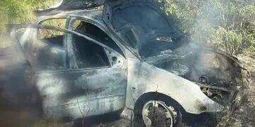 Peugeot 207 incendiado